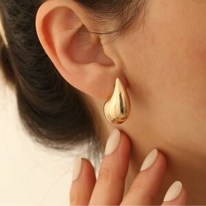NWT 18k Gold Tear Drop Earrings